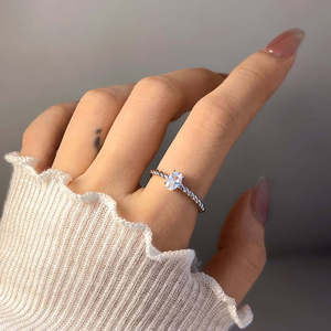 Anillo solitario de piedra lunar de corte ovalado de 1.00 quilates con diseño retorcido, anillo de promesa clásico de cuatro puntas, anillo de compromiso delicado para ella - Product Image 4