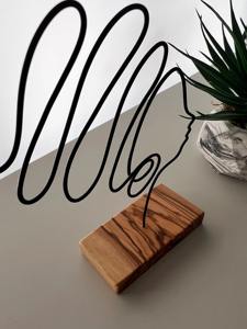 Sculpture en fil de fer pour femme avec base en bois, objet décoratif de table pour la maison, le bureau, le salon, la décoration festive et de célébration - Product Image 5