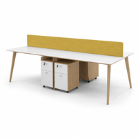 Banc de travail de bureau moderne pour 4 personnes avec dessus blanc, écran de confidentialité jaune, pieds couleur bois et rangement sous le bureau