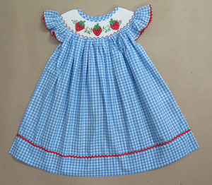 ชุดเดรสเด็กผู้หญิงลายตารางสีน้ำเงิน แต่งสม็อค แขนปกติ ผ้าฝ้าย 100% ทรงเอ ความยาวระดับเข่า แต่งขอบด้วยริบบิ้นสีแดง - Product Image 1
