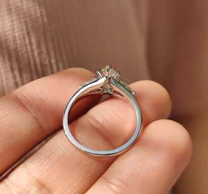 Bague de luxe en diamant taille marquise à trois pierres avec diamants latéraux en forme de poire, bijou raffiné pour fiançailles, mariage ou anniversaire, un chef-d'œuvre de joaillerie fine. - Product Image 5