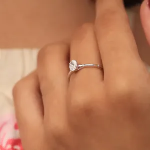 Bague de mariage en diamant taille ovale, look moderne, avec clarté VVS-VS certifiée IGI. Achetez directement auprès d'un fournisseur indien de confiance. - Product Image 2