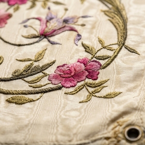 Velo de Cáliz de Iglesia de Seda Antigua Bordado a Mano con Monograma IHS y Motivos Florales de Hilo Dorado, Estendard Litúrgico para Altar - Product Image 4