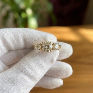 Anillo de Compromiso de Tres Moissanitas para Mujer, Anillo de Boda con Diamante de Corte Redondo Brillante, Chapado en Oro Amarillo - Product Image 1