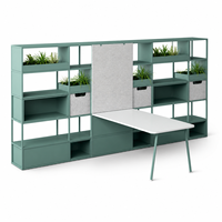 Bureau de travail moderne en acier avec rangement intégré, étagères murales ouvertes, panneau d'intimité gris et plateau de travail blanc