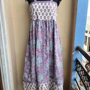 Vestido de Algodón con Estampado Floral Rosa y Verde Vintage, Cuello Cuadrado, Borlas Bordadas, Tirantes Ajustables, Bolsillo Maxi - Product Image 1