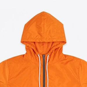 Nuevas llegadas: Conjuntos de pantalones cortavientos de nailon de alta demanda para hombre, en naranja y blanco, con logotipo personalizado, para verano, conjunto de sudaderas con capucha estilo streetwear para hombre. - Product Image 6