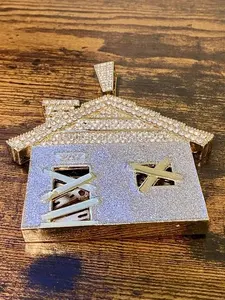 Colgante de casa estilo hip hop con incrustaciones de moissanita y diamantes micro pavé, de plata de ley 925 chapada en oro - Product Image 6