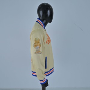 แจ็คเก็ตวาร์ซิตี้วินเทจสำหรับผู้ชาย แจ็คเก็ตเบสบอลแบบ Letterman สั่งทำพิเศษ ปรับแต่งได้ ผ้าโพลีเอสเตอร์ผสมสแปนเด็กซ์ แขนเสื้อเข้ารูป กระดุมทรงแตร - Product Image 3