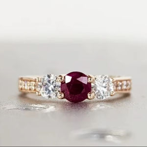 925 Strling argent rouge rubis bague de fiançailles ronde coupe gemmes diamant bande de mariage, 3 pierres Unique femmes bague de promesse de mariée - Product Image 1