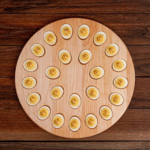 Plato Redondo de Madera para Servir Huevos Rellenos con Asa, Tabla de Madera Natural para Quesos y Charcutería - Product Image 4