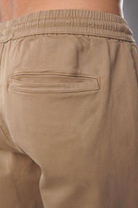 Pantalon de jogging marron clair pour homme à prix de gros – Taille et bas élastiqués, coupe fuselée, fabrication OEM au Pakistan - Product Image 4