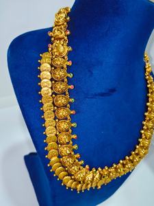 Collier de temple traditionnel indien du sud en or massif 22 carats, modèle Lakshmi Kasu Mala, fait main, avec pendentif pièce de monnaie déesse, long collier Haraam pour mariages - Product Image 3