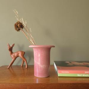 Vase en céramique rose poudré tendance avec bord évasé, finition douce mouchetée et accent chic pour un style d'intérieur contemporain - Product Image 4