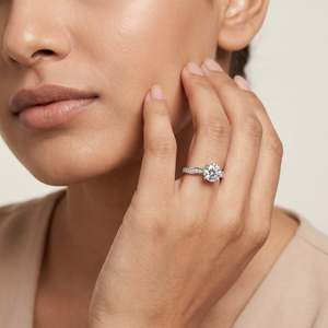 Anillo de Compromiso Solitario Clásico para Mujer con Moissanita de Corte Brillante Redondo y Acento Pavé, Chapado en Oro sobre Plata 925, Anillo de Boda - Product Image 1