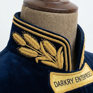 Service de fabrication sur mesure de vêtements en velours bleu nuit avec broderie personnalisée en feuilles d'or et col montant - Product Image 3