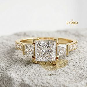Anillo de Compromiso de Oro de 10K con Corte Princesa y Tres Piedras - Product Image 3