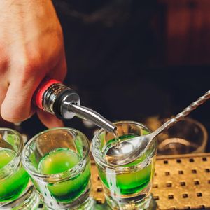 Confezione da 80 Beccucci Conici in Acciaio Inossidabile per Bottiglie di Liquore con Tappi Antipolvere in Gomma, per Macchine Erogatrici di Vino e Altre Bevande - Product Image 1