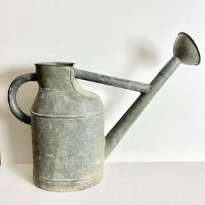 Arrosoir en métal de style industriel, construction robuste, parfait pour la décoration de jardin moderne et les tâches régulières d'arrosage des plantes. - Product Image 3