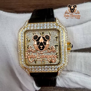 Reloj de Pulsera de Lujo con Esfera Cuadrada de Cristal Dorado, Correa de Cuero Negro Texturizado y Diseño de Caja Ornamental - Product Image 1
