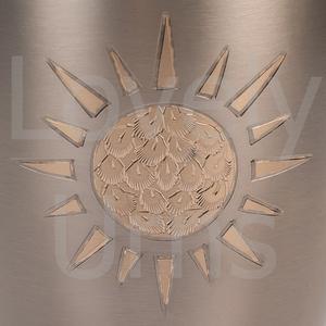 Urna Funeraria con Sol Grabado en Relieve. Un sol dorado adorna la urna funeraria con sol grabado en relieve. - Product Image 3