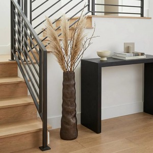 Vase à fleurs en métal fait main Black Ember avec texture côtelée, design rustique, porte-fleurs décoratif - Product Image 3