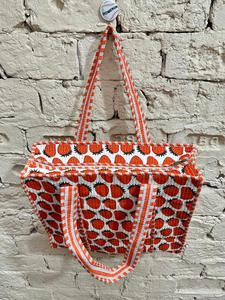 Sac fourre-tout matelassé en toile de coton Maa Unique à imprimé blocs fraises pour femme, avec fermeture éclair et chaînes, idéal pour le shopping quotidien - Product Image 6
