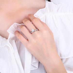 Bague de fiançailles en argent sterling 925 avec moissanite VVS de 1 carat, taille brillant, sertissage pavé, motif croisé, pour femme, idéale pour les fêtes et mariages - Product Image 3