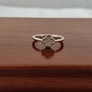 Anillo de Plata de Ley 925 Revalia con Flor de Trébol y Circonita Cúbica para Mujer, Elegante, Minimalista, Acabado Pulido, Regalo de Boda, Joyería - Product Image 3