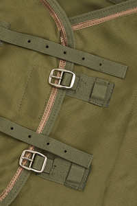 Material ligero, doble cierre frontal con hebillas en T y cierre de velcro, franja metálica color verde oliva - Product Image 3
