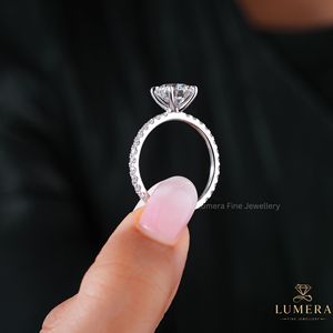 Bague élégante en diamant de laboratoire taille ronde brillante certifiée IGI, sertie de micro-pavés à quatre griffes, minimaliste et étincelante - Product Image 5