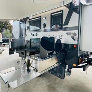 Caravane de voyage standard australienne offrant une construction robuste, un grand espace de vie et un excellent rapport qualité-prix pour un séjour confortable. - Product Image 1