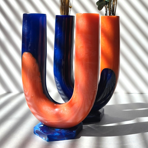 Ensemble de vases en résine en forme de U traditionnels, vases de table écologiques faits à la main en orange et bleu pour la décoration d'anniversaire - Product Image 3