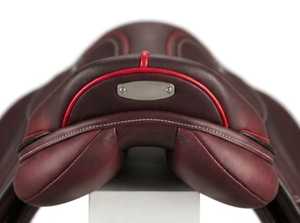 Silla de Montar Inglesa de Cuero de Lujo para Salto y Doma, Equipo Ecuestre Premium con Ribete Rojo, Arco de Madera y Herrajes de Latón - Product Image 2