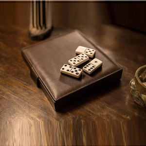 Juego de dominó de cuero en un estuche de lujo con interior de fieltro, juego de mesa moderno premium doble seis para entretenimiento familiar - Product Image 6