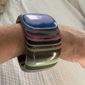 กำไลข้อต่อทำมือทำจากยางเรซินแนววินเทจสำหรับผู้หญิงจากอินเดีย - Product Image 4