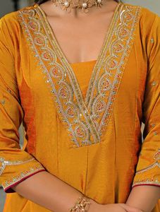 Conjunto listo para usar de top de seda Vichitra con bordado de diseñador, pantalón de seda Vichitra y dupatta de seda Vichitra con bordado. - Product Image 4