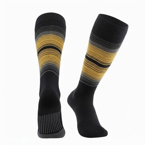 Chaussettes de sport fabriquées au Pakistan avec un ajustement élastique et un tissu respirant pour l'entraînement au football, la course à pied et la pratique. - Product Image 1