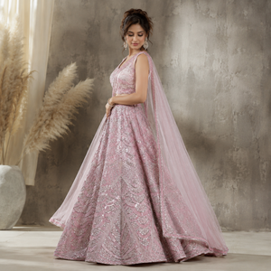 ชุดเลเฮนกาโชลีเจ้าสาวปักลายสีชมพูสุดหรู พร้อมผ้าคลุมไหล่เนื้อนุ่ม |   งานปักเลื่อมหนักแน่นด้วยมือสำหรับงานเลี้ยงฉลองสมรส ดีไซน์เนอร์สไตล์ชาติพันธุ์ - Product Image 4