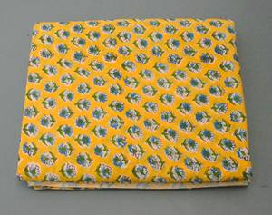 Tissu en coton jaune imprimé à la main style Jaipuri, motif floral, doux et respirant, tissu indien au mètre pour robes et couvertures. - Product Image 6