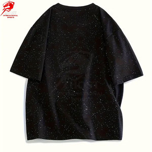 Camiseta de hombre con pedrería, hecha en Pakistán, de las más vendidas, con bolsillo canguro, estilo con cordón ajustable y un look moderno y a la moda. - Product Image 2