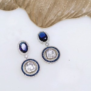 Pendientes de ópalo chapados en rodio para mujer con incrustaciones rosas y piedras redondas de corte brillante - Product Image 4