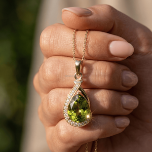 Colgantes y Dijes Finos de Plata de Ley con Peridoto en Forma de Lágrima, Piedra de Nacimiento de Agosto, Joyería Minimalista y Elegante, Diseño Exclusivo - Product Image 3