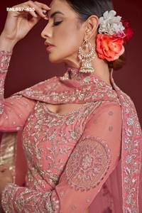 Conjunto de Lehenga-Choli rosa semicosturado con bordado de hilo Zari-Badla y purpurina, de corte en A, con malla suave y pesada, de proveedor de la India. - Product Image 4