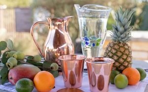 Ensemble de carafes en cuivre pour des présentations de dîner élégantes, service de boissons en métal avec verres, durable, réutilisable, pour service de table. - Product Image 2