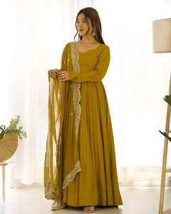 Robe Anarkali en soie romaine prête à porter, longueur ras du sol, avec pantalon et ensemble dupatta lourd - Product Image 3