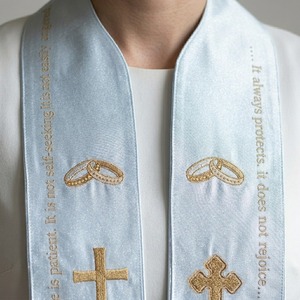 Étole en satin blanc brodée de fils d'or avec inscription biblique 1 Corinthiens 13, étole de clergé pour officiant de mariage chrétien et ministre - Product Image 3