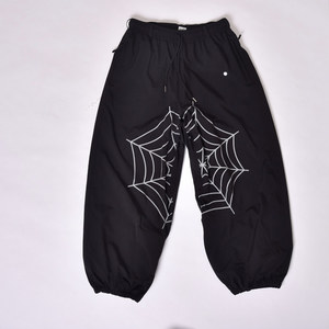 Pantalon de jogging unisexe noir en polyester avec cordon de serrage et imprimé toile d'araignée blanche, coupe ample pour adulte - Product Image 1