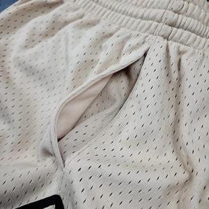 Pantalones cortos de malla con estilo, material ligero, cintura elástica y corte relajado, ideales para sesiones de gimnasio y salidas informales. - Product Image 2
