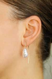 Boucles d'oreilles créoles irrégulières en perles baroques, minimalistes, longues, en perles d'eau douce, bijoux de mariée vintage, argent sterling 925 - Product Image 3